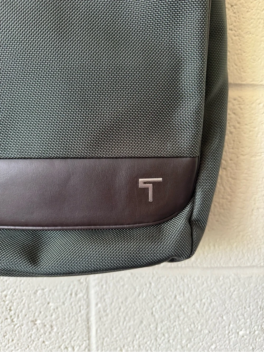 Tumi Messenger Tech Bag Ballistic Nylon Leather Trim Green Unisex NWT